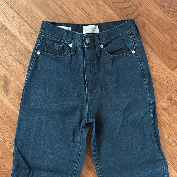 Universal Thread Jeans 💙 - Picture 2 of 4